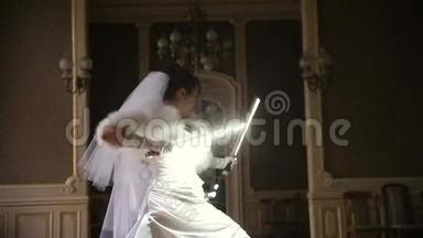 有趣的漂亮新娘玩绝地武士<strong>光剑</strong>。 不寻常的婚礼